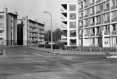 848421 Gezicht in het Tolsteegplantsoen te Utrecht, met links enkele flatgebouwen en rechts het Bejaardentehuis ...